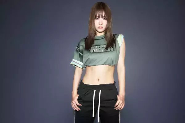 TWICE モモ、「Onitsuka Tiger」着こなす新ビジュアル公開！　“11字腹筋”際立つ美スタイル披露