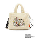 「『PEANUTS』の“ボアバッグ”が登場！　スヌーピーと仲間たちの刺しゅうアートをあしらった全4種」の画像1