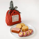 「紀ノ国屋「コーデュロイスイーツバッグ」発売！　さつまいもの焼菓子が入った巾着全5色を展開」の画像1