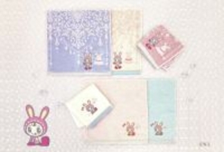 「ジルスチュアート」×「メゾ ピアノ」がコラボ！　べリエちゃんの刺しゅうハンカチなど全3種展開