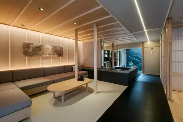 「京都に“空き家をリノベした宿”オープンへ！　中庭を眺めるバスタブ完備のモダン空間」の画像