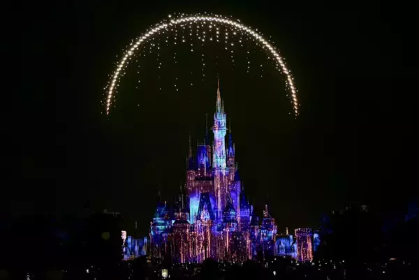 東京ディズニーランド初のドローン　粋な演出がSNSで話題「最高すぎ」「見たかった景色」