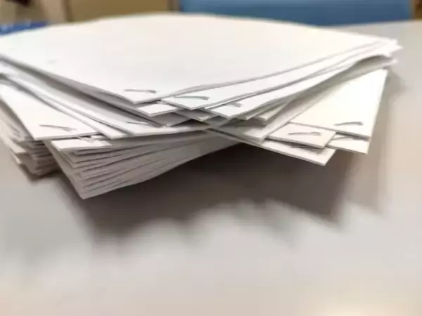 古紙回収に出す時“ホッチキスの針”は取るべき？　ゴミ清掃員芸人の回答に「知らなかった！」の声