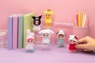 「リカちゃん」新シリーズは約7cmの“ミニドール”！　第1弾はサンリオ＆ナルミヤキャラクターズとコラボ