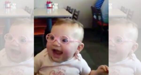 感動 視力の弱い赤ちゃんが眼鏡をかけて 初めてお母さんとお父さんの顔を見た瞬間 15年7月15日 エキサイトニュース