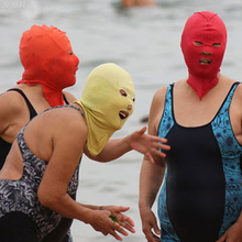 まるでスケキヨ!?　中国“覆面マスク”おばちゃん、今年もビーチに参上！「7月には新作も……」　　