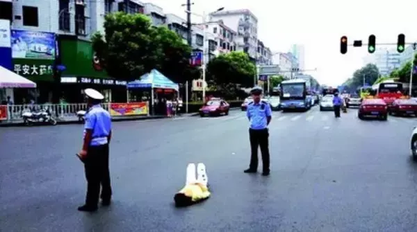 「20歳女がスマホ買ってもらえず、車道に寝転がって親に抗議!?　中国一人っ子政策が生んだ、困ったちゃんたち」の画像