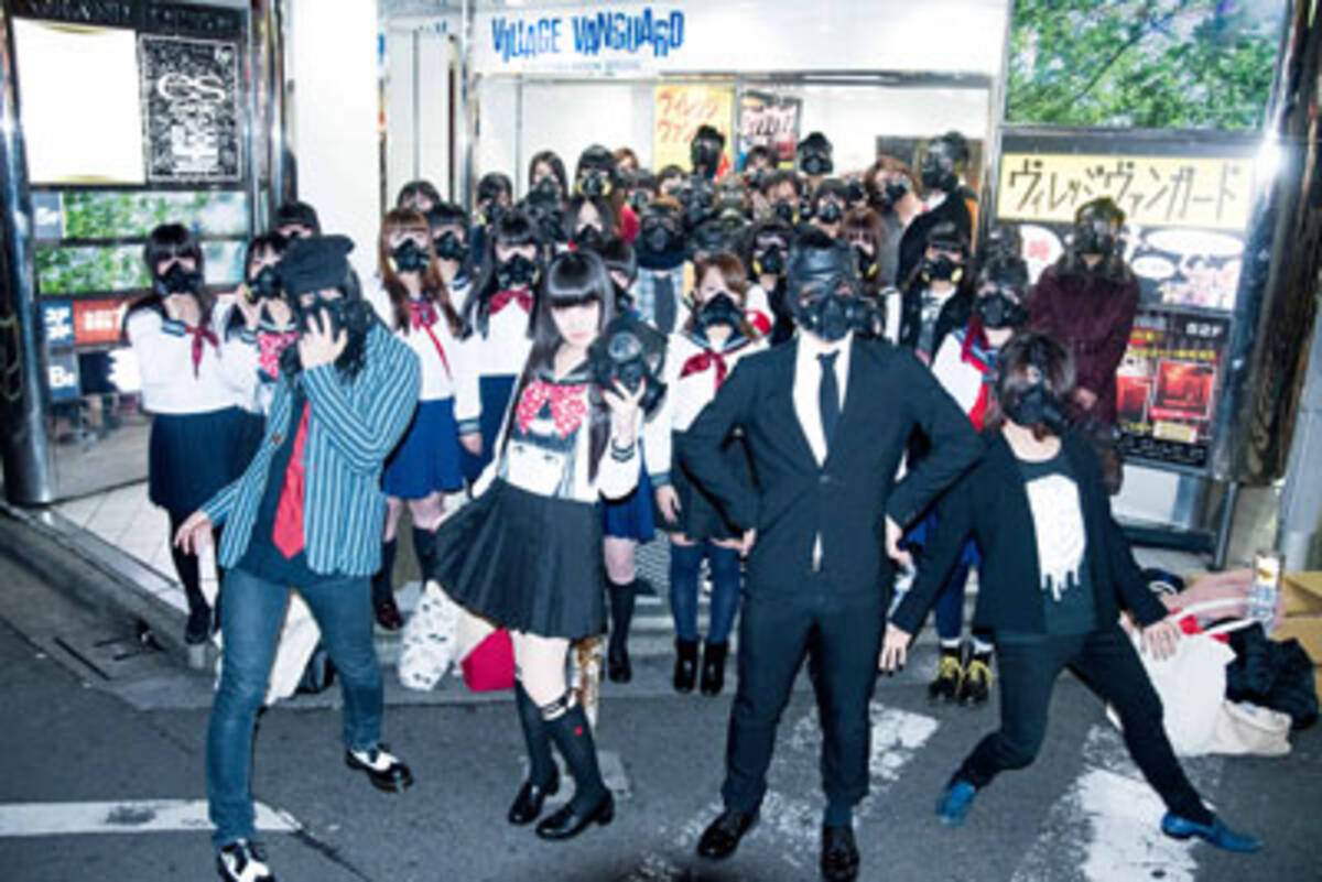 謎のガスマスク集団が出現 トラウマテクノポップバンド アーバンギャルドが渋谷をジャック 15年12月12日 エキサイトニュース