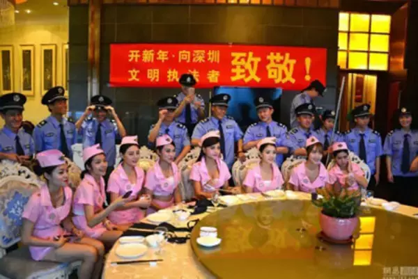 中国・悪徳公務員と“爆乳スッチー”の乱痴気パーティー画像が流出？　でも、実は……