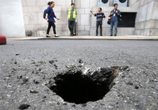 直径1メートル級の穴も 韓国で頻発する シンクホール現象 は人災だった 16年7月9日 エキサイトニュース