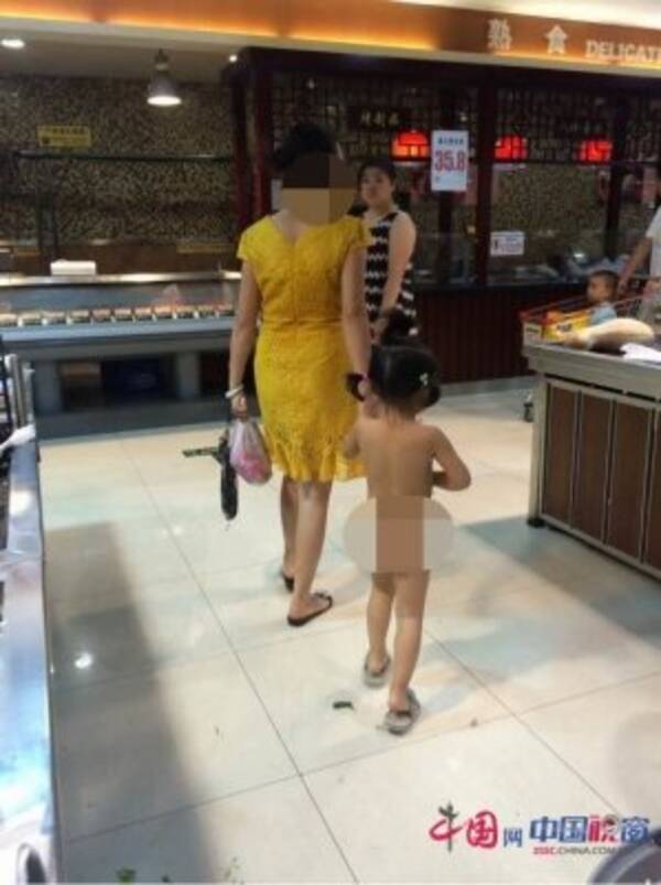 中国では常識 スーパーで真っ裸の女児を連れて買い物をする母親に 周囲は 16年8月27日 エキサイトニュース