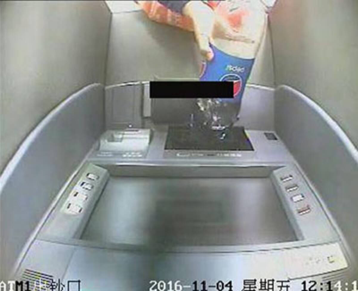 犯人の要求に従い atmにコーラを注ぎ 中国で猛威を振う 振り込め詐欺 被害者がトホホすぎる 2017年5月21日 エキサイトニュース