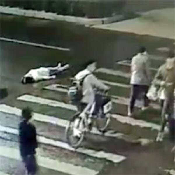 衝撃映像 公衆の面前で車にはねられるも放置された女性 再びひかれて死亡 17年6月17日 エキサイトニュース
