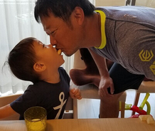 クワバタオバラ・小原正子、夫と息子のキス公開でドン引きの声「そういうのは家庭内だけでやって」「親子で食べ物を口移し？」