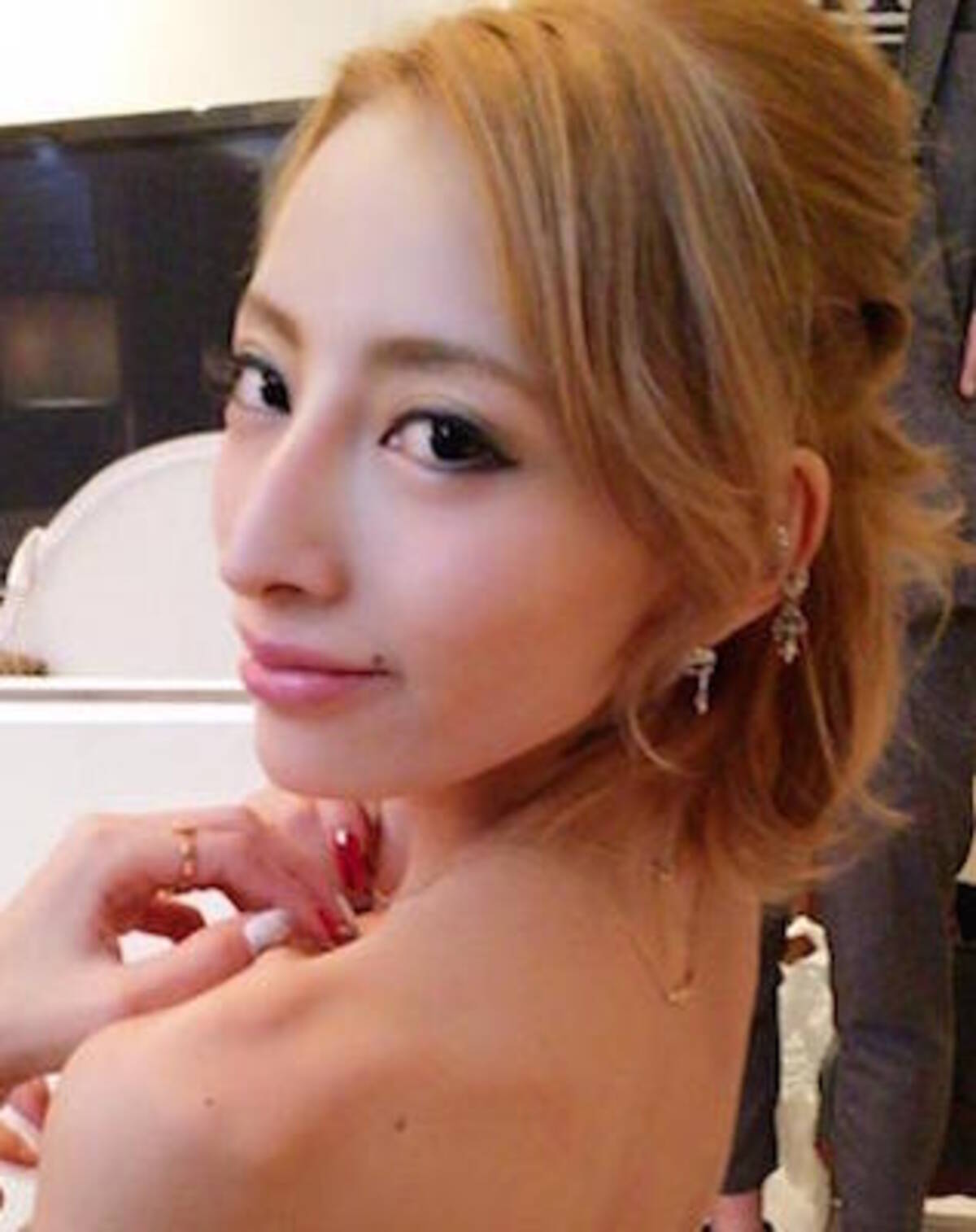 加藤紗里が豊胸疑惑に言及 男にバストを触らせながら明かした意外な秘密とは 2019年11月30日 エキサイトニュース