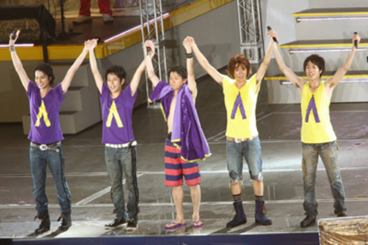 嵐のコンサートでファンが暴走 松本潤のtシャツが引き裂かれる 09年9月25日 エキサイトニュース