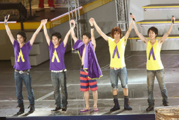 嵐のコンサートでファンが暴走 松本潤のtシャツが引き裂かれる 09年9月25日 エキサイトニュース