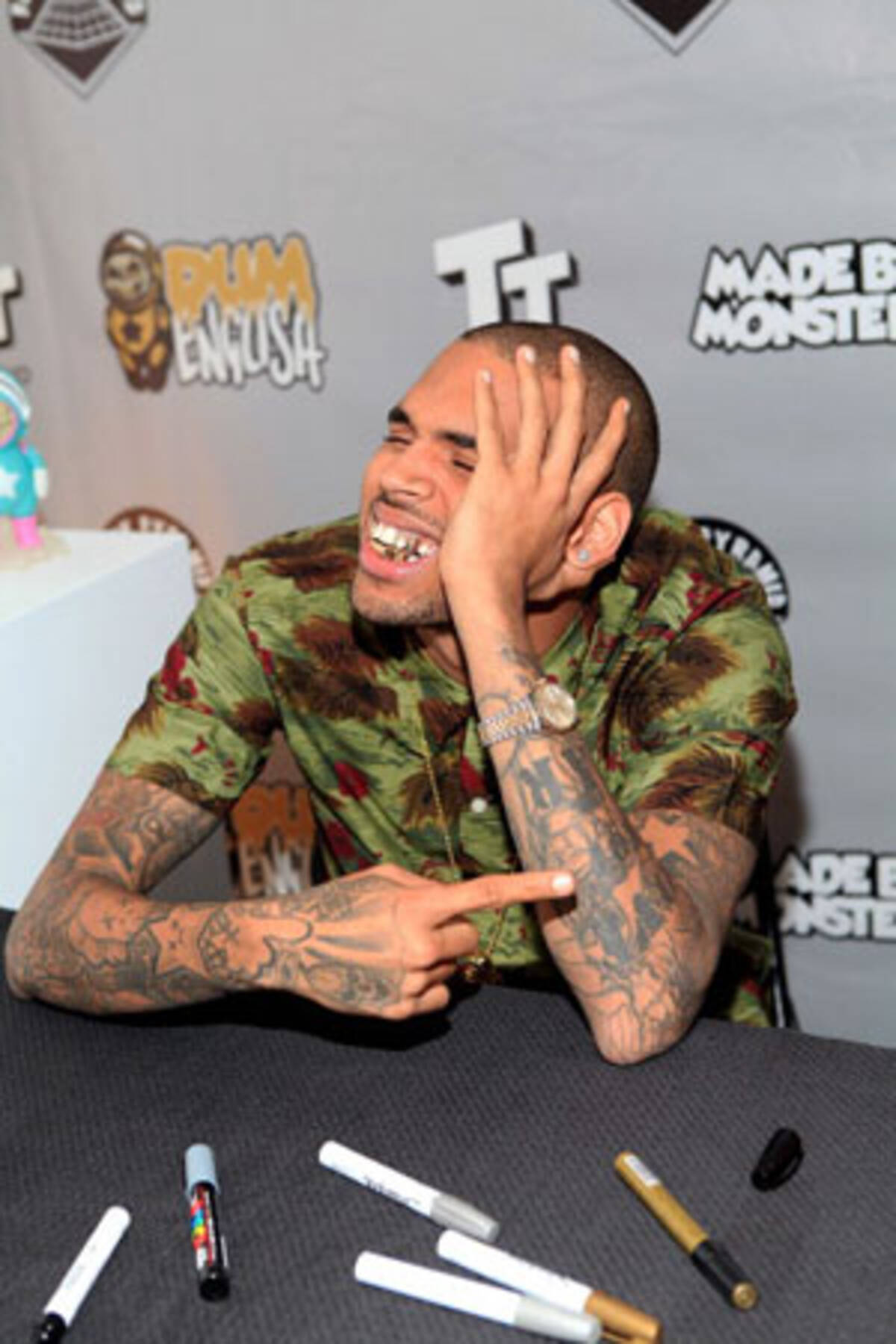 クリス ブラウン 元恋人リアーナに対する侮辱にキレてドレイクと乱闘騒ぎ 12年6月15日 エキサイトニュース