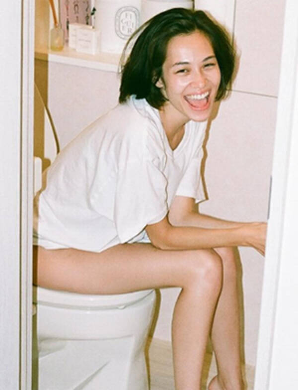 水原希子、“トイレで用を足す写真”をインスタ投稿!? 「閲覧注意」「クソダサい」と批判の嵐 (2017年8月30日