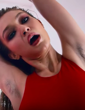 人気モデルのジジ・ハディッド、がっつり脇毛剃り残し動画を公開？　「これがおしゃれなのか」