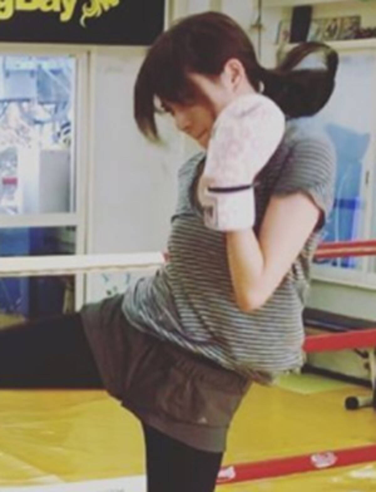 比嘉愛未のキックボクシング姿に 足が細すぎて折れそう 木の枝みたい と心配の声 18年2月13日 エキサイトニュース