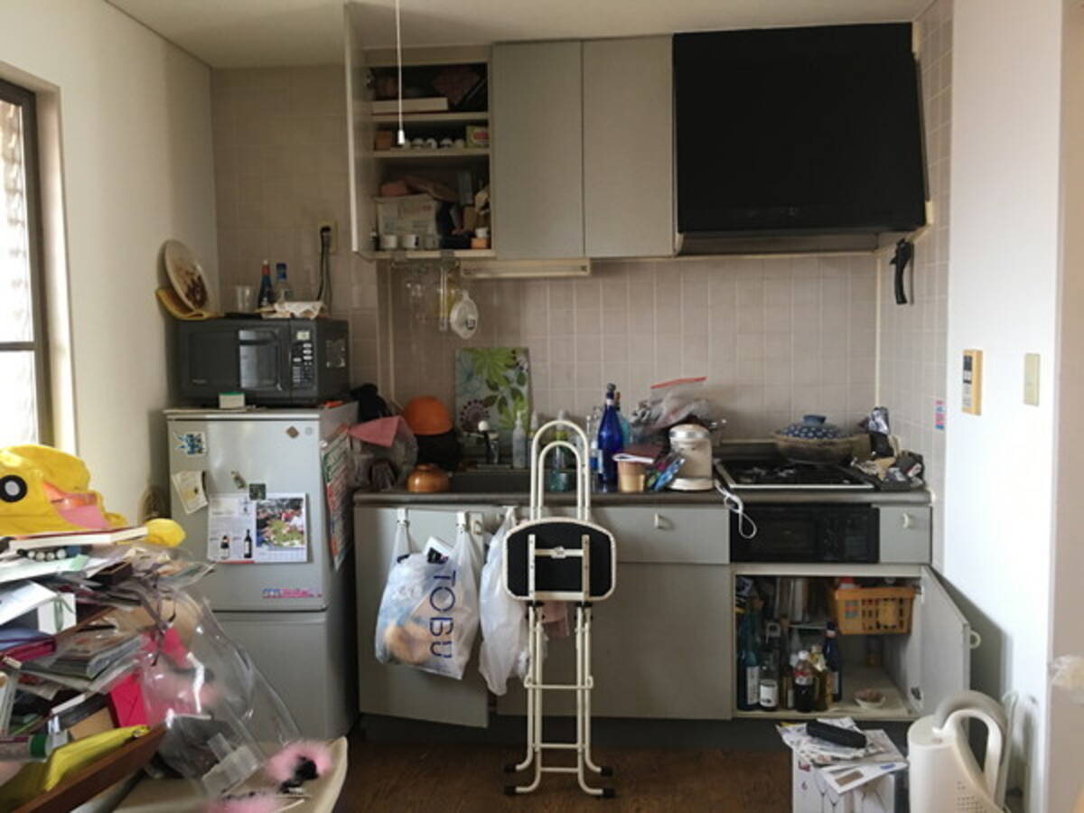 汚キッチンには 腐ったザクロ 汚部屋30女の モノだらけ キッチンを断捨離 18年10月8日 エキサイトニュース