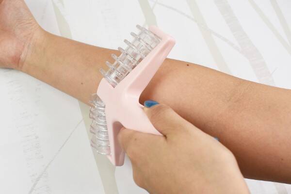 100均ずぼらシュラン 話題の 全身ローラー をダイソーで発見 ぜい肉をガッチリ挟む実力派 19年6月26日 エキサイトニュース