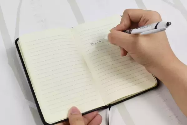 「【100均ずぼらシュラン】ダイソー「Leather type notebook」が、あのブランドのノートそっくり!?」の画像