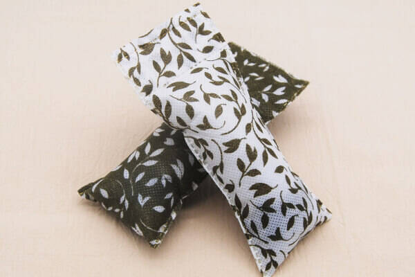 100均ずぼらシュラン ダイソー 靴用 脱臭 乾燥剤 スポッと入れるだけで嫌な臭いとサヨナラ 年5月21日 エキサイトニュース