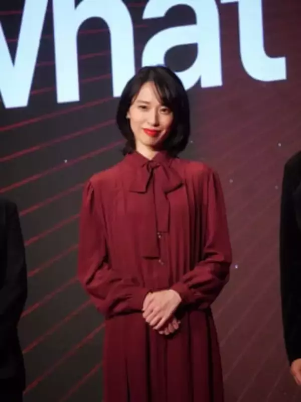 「リブート」とは別人級！戸田恵梨香　ふんわり髪＆深紅ワンピ＆赤ルージュで登場「熱くてしょうがない」ほてった頬を手であおぐ