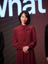 「リブート」とは別人級！戸田恵梨香　ふんわり髪＆深紅ワンピ＆赤ルージュで登場「熱くてしょうがない」ほてった頬を手であおぐ