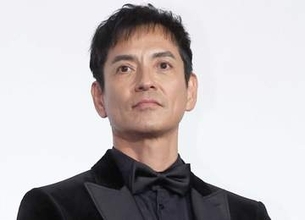 「急におじいちゃん？」「渋い感じもイケてる♡」沢村一樹が白髪姿の仰天チェンジに驚き反響