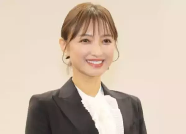 すごっ　奇跡の50代　望月理恵アナ、TVで見せない凄い衣装で写真撮影「ええーっ！？」衝撃走る「足細っ」「奇跡としか」「写真集出すしかない」「お若い」