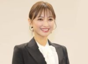 すごっ　奇跡の50代　望月理恵アナ、TVで見せない凄い衣装で写真撮影「ええーっ！？」衝撃走る「足細っ」「奇跡としか」「写真集出すしかない」「お若い」