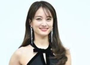 ドキッ♥谷まりあ　オフショルドレスでピンクベッドにごろーん　「パーフェクト」「すごいインパクト」