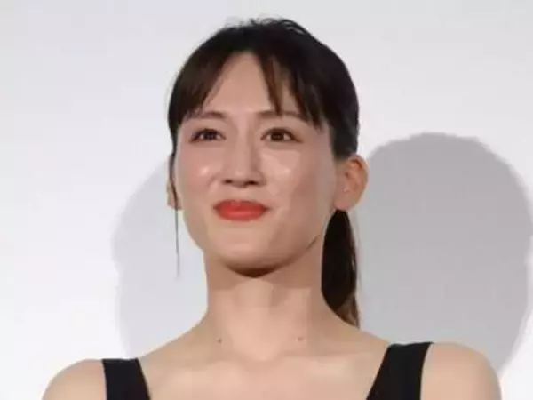 うわっ日本あ然「美の暴力w」「綾瀬はるか様カンヌ上陸」凄い黒チューブ姿に騒然「41歳うそでしょ？」「歳の重ね方が素敵」「破壊力エグすぎる」