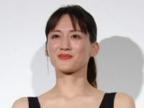うわっ日本あ然「美の暴力w」「綾瀬はるか様カンヌ上陸」凄い黒チューブ姿に騒然「41歳うそでしょ？」「歳の重ね方が素敵」「破壊力エグすぎる」