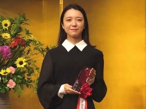上白石萌音、菊田一夫演劇賞を受賞「幼い頃に抱いた演劇への憧れを大切にしながら」妹の上白石萌歌も拍手