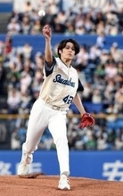宮野真守　初めての始球式でノーバン投球→マリオポーズで喜ぶ　美声でスタメン発表