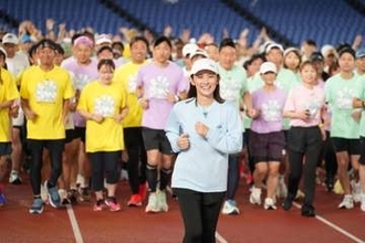 娘の難病公表の星野真里　24時間マラソン笑顔で完走、ゴールで娘と抱き合う　募金総額も発表