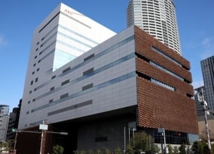 「18歳の娘がいるとは」「いつまでもお美しい♥」土曜の朝に「ショムニ」女優53歳　白コートの気品美貌にネット騒然「久しぶりに見た」「綺麗すぎぃ～」