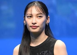 セレブ感すごっ♥大政絢　足元までルイ・ヴィトンの私服で愛犬と芝生でリラックス　昨年4月、第1子出産