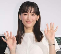 綾瀬はるか　純白ワンピで爽やか登場　AIの占い結果に驚き「当たってるかも」