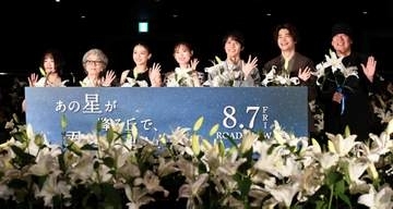 ワンピ落ちそうっ！福原遥、凄い透明感ドレスで舞台挨拶に現る　後ろ向いたら、マジかっ！美白スゲェェ
