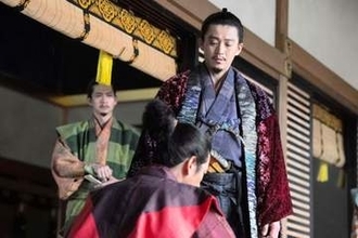 ええっ凄すぎ【豊臣兄弟】公式に信長→光秀に「ライダーキック」飛び蹴り瞬間写真　TVに映らなかった凄いド迫力　蹴る信長も吹っ飛ばされる光秀も空中に「アレは間違いなく仮面ライダーw」