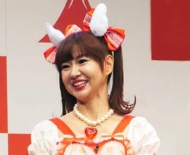 57歳ってマジかよ？！ハリウッドセレブに大変身の美魔女芸人　「何頭身あるの！？」「おちゃらけても隠せない美貌と気品」小顔際立つ高貴ドレスさゆりに衝撃