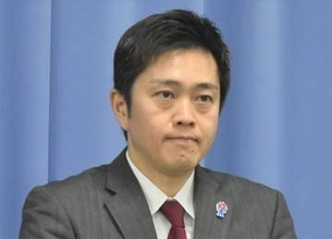 えっ大阪出身？！吉村洋文知事の隣に驚異の9頭身美人女優29歳　モモコも「あんな小さい顔」と驚く
