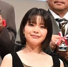 岸井ゆきの　横向きが凄かった！150cm似合うパンツドレスで颯爽登壇　お手本にしたいっ