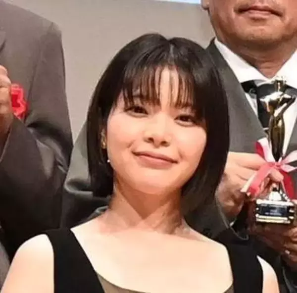 岸井ゆきの　横向きの透け感が上品！150cm似合うパンツドレスで授賞式登壇　お手本にしたいっ