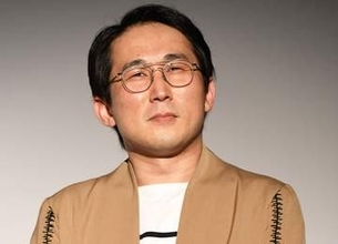 「ご想像にお任せします」シソンヌじろう　菜の花畑で下半身が隠れた写真にコメント殺到「履いていると思いたい」「安心できません」